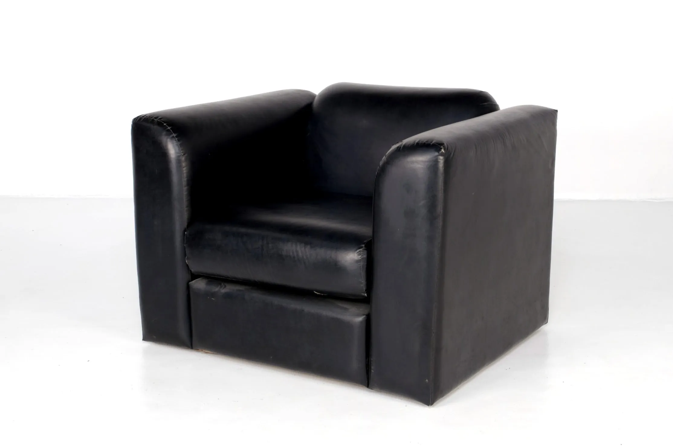 BLACK LEATHER ARMCHAIRS