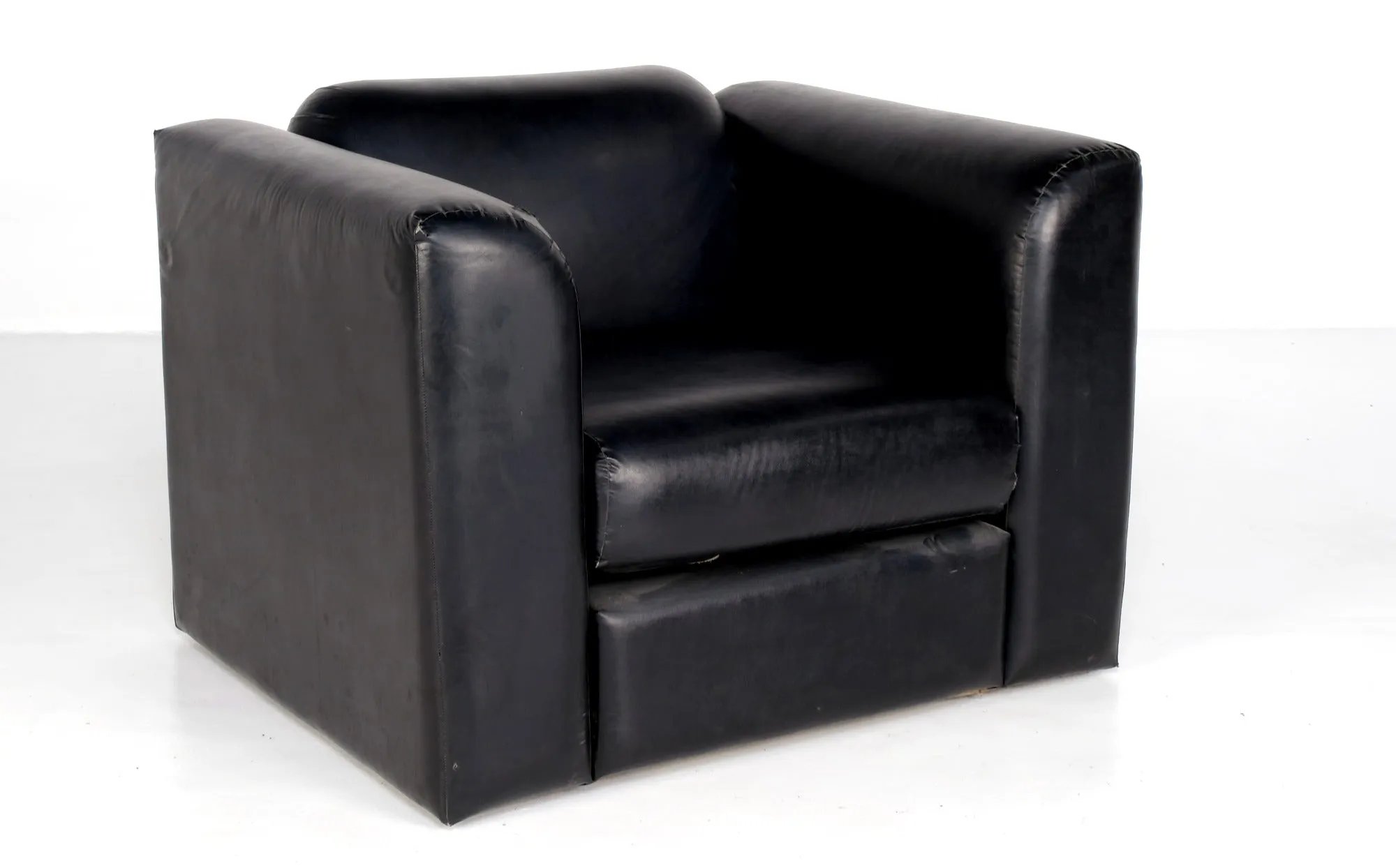 BLACK LEATHER ARMCHAIRS