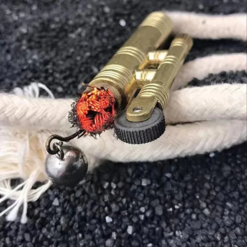 Metal Outdoor Camping Survival Stabilized Fire Source Flint Mechanical Vintage Old Fashioned Flint Lighter - Men's Creative Gadget